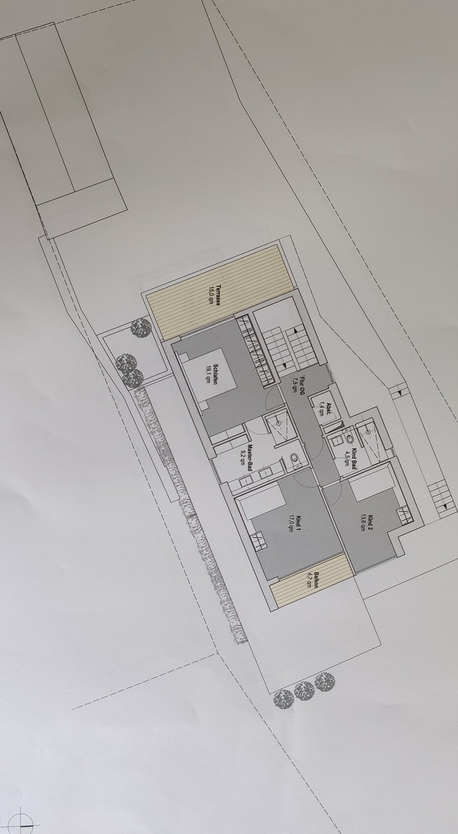 Grundriss eines Hauses: Innenräume, zwei Terrassen, Balkon, Garten mit Bäumen.