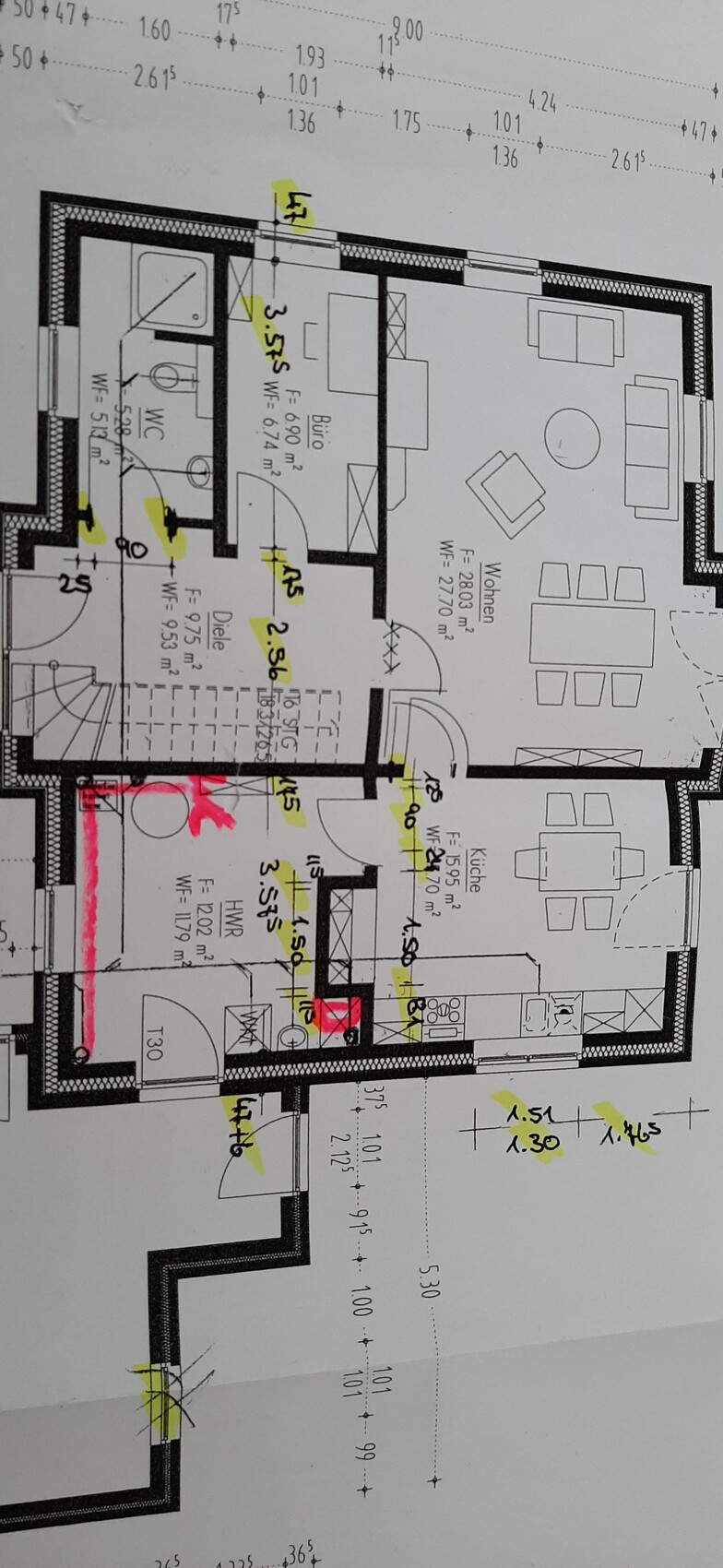 Grundriss eines Apartments: Wohnzimmer, Küche, Büro, Diele, WC, HWR, mit Markierungen.