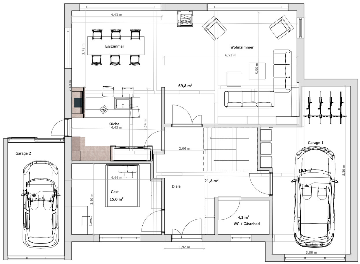 Grundriss eines Hauses mit Küche, Esszimmer, Wohnzimmer, Gästezimmer, Diele, WC, zwei Garagen