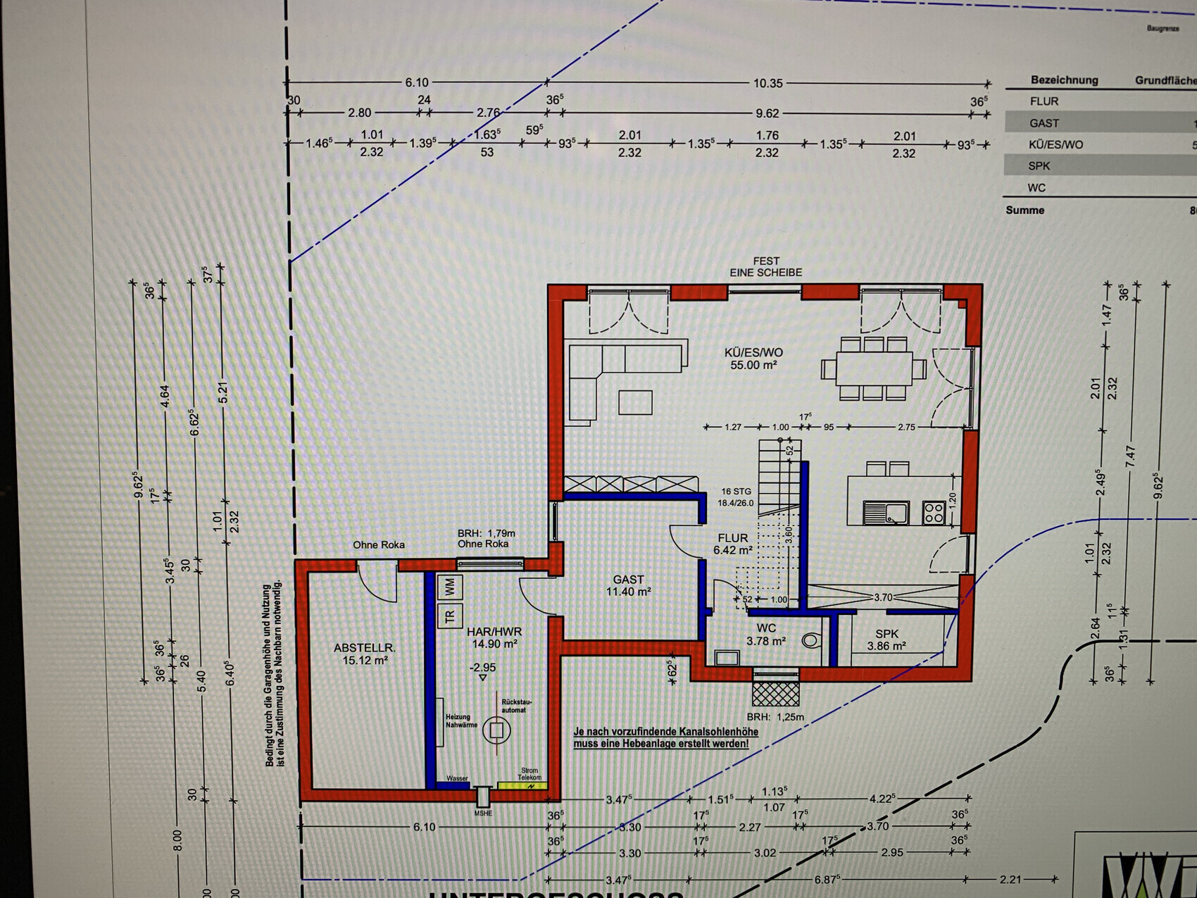 Grundriss eines Hauses: Küche, Essbereich, Wohnzimmer, Flur, WC, Gästezimmer, Abstellraum.