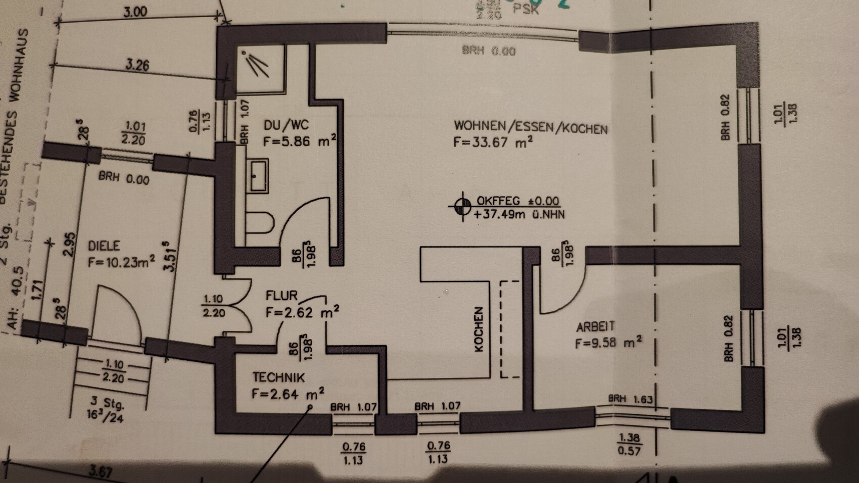 Grundriss eines Apartments mit WC, Flur, Diele, Küche, Arbeit, Wohn-/Ess-/Kochbereich.