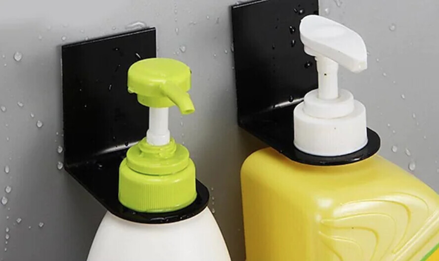 Zwei Seifenspender in grün und weiß an Badezimmerwand mit Wassertropfen