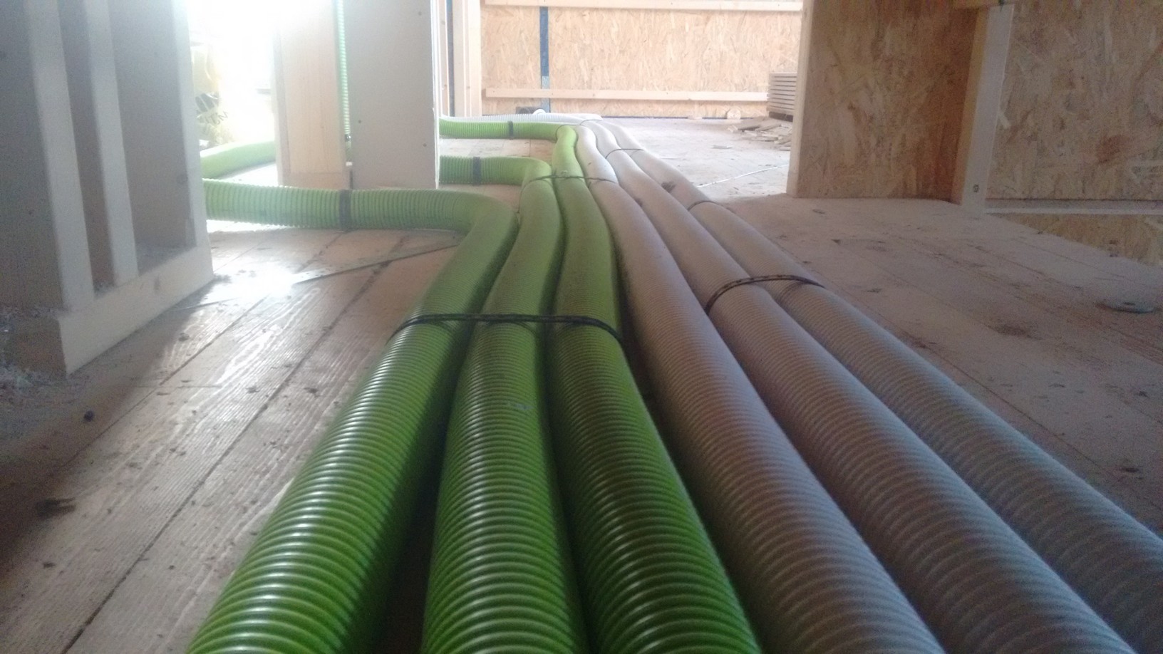 gruene-und-graue-rohrleitungen-im-rohbau-haustechnik-installationen.jpg
