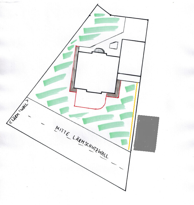Lageplan: Haus im Zentrum, grüne Rasenflächen, rote Umrandung, grauer Anbau rechts.