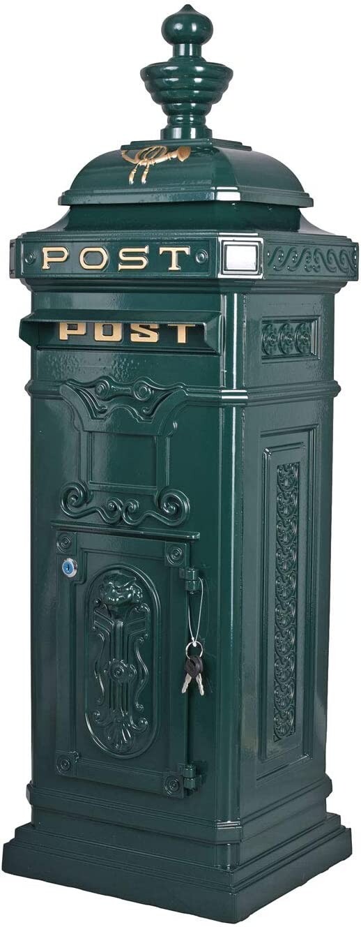 Historische grüne Metall-Postbox mit Ornamenten, POST-Beschriftung, Türschloss mit Schlüssel.