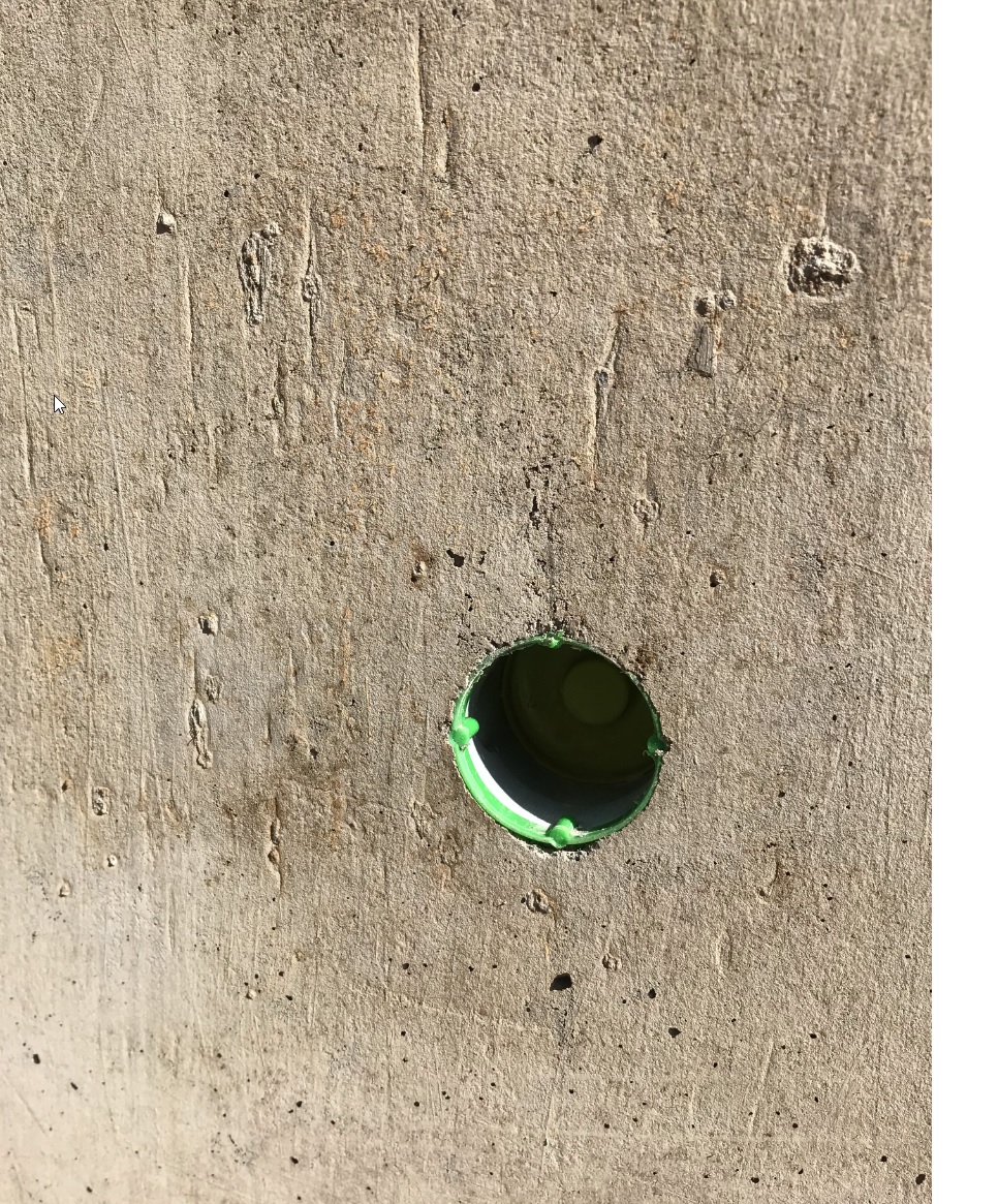 gruenes-rohr-im-wand-haustechnik-anschluss.jpg