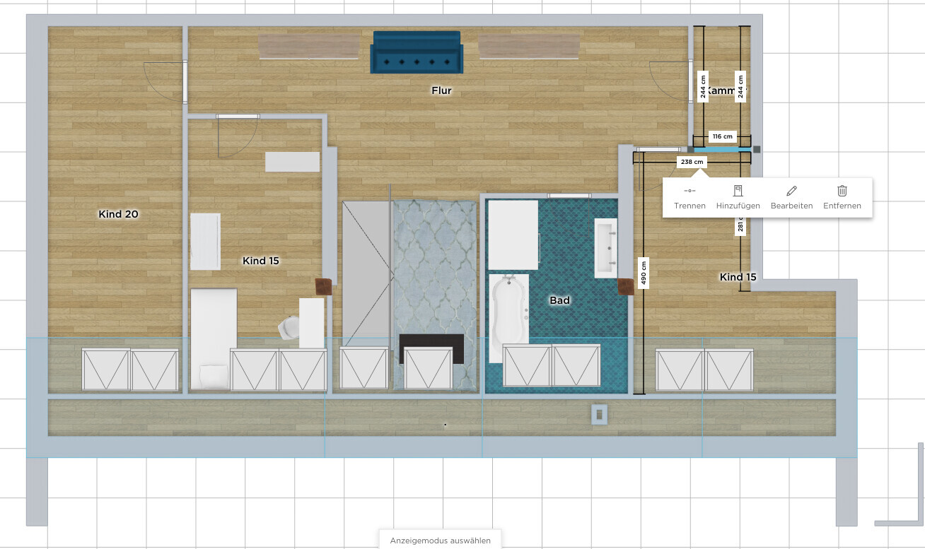 Grundriss einer Wohnung: Flur mit blauem Sofa, drei Kinderzimmer, Bad mit Badewanne.