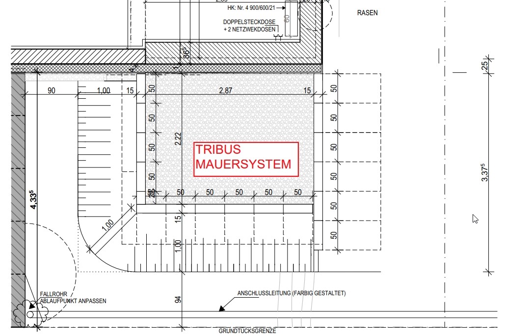 Grundrissplan mit Tribus Mauersystem, Maßlinien und farbig gestalteter Anschlussleitung.