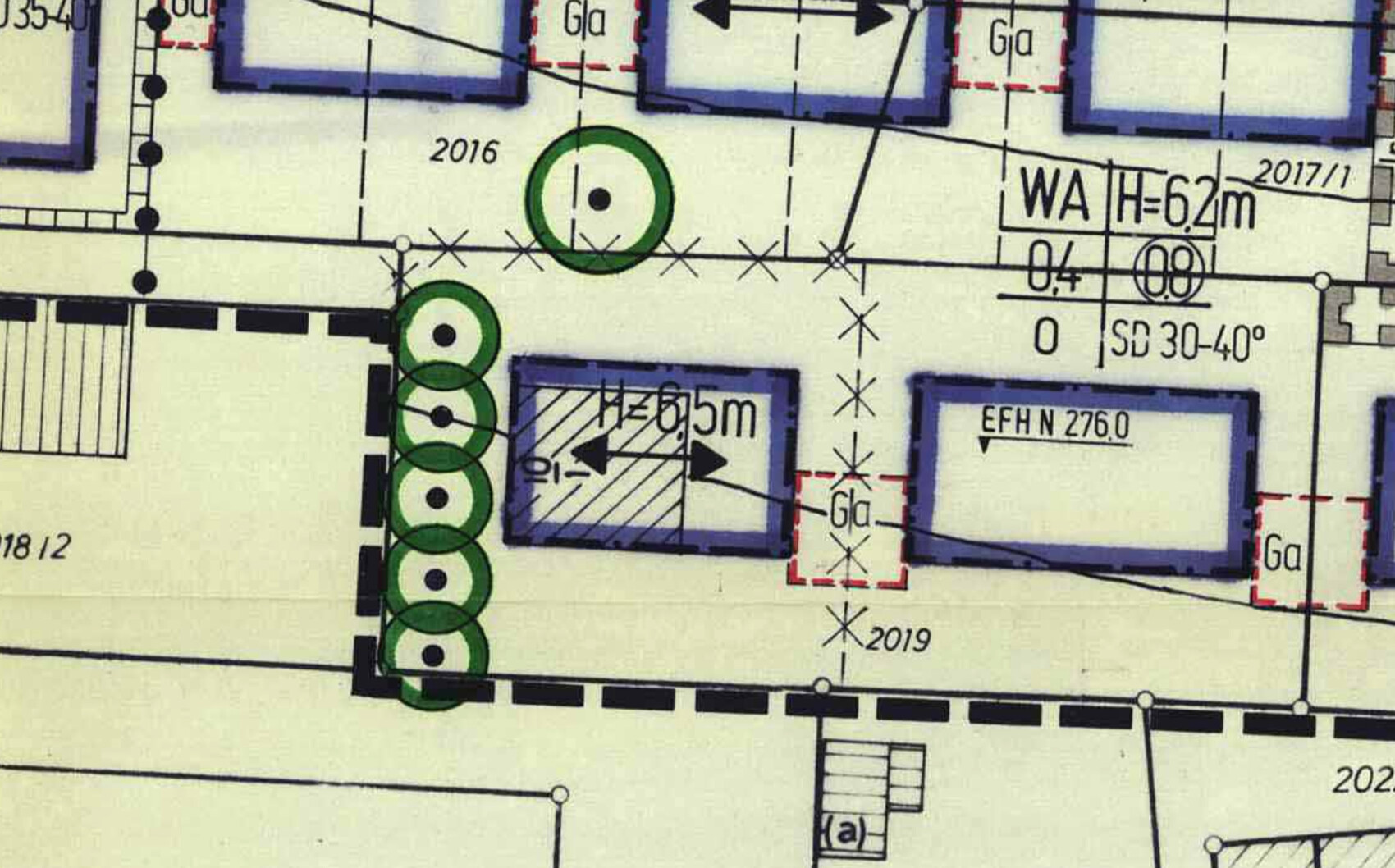 Architektenplan eines Baugrundstücks mit Gebäudestrukturen, Wänden und Orientierung am Gelände.