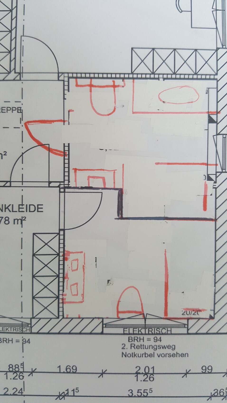 Grundriss mit roten Markierungen im Raum, Türen, Notausgang/Rettungsweg und Elektrobereich.