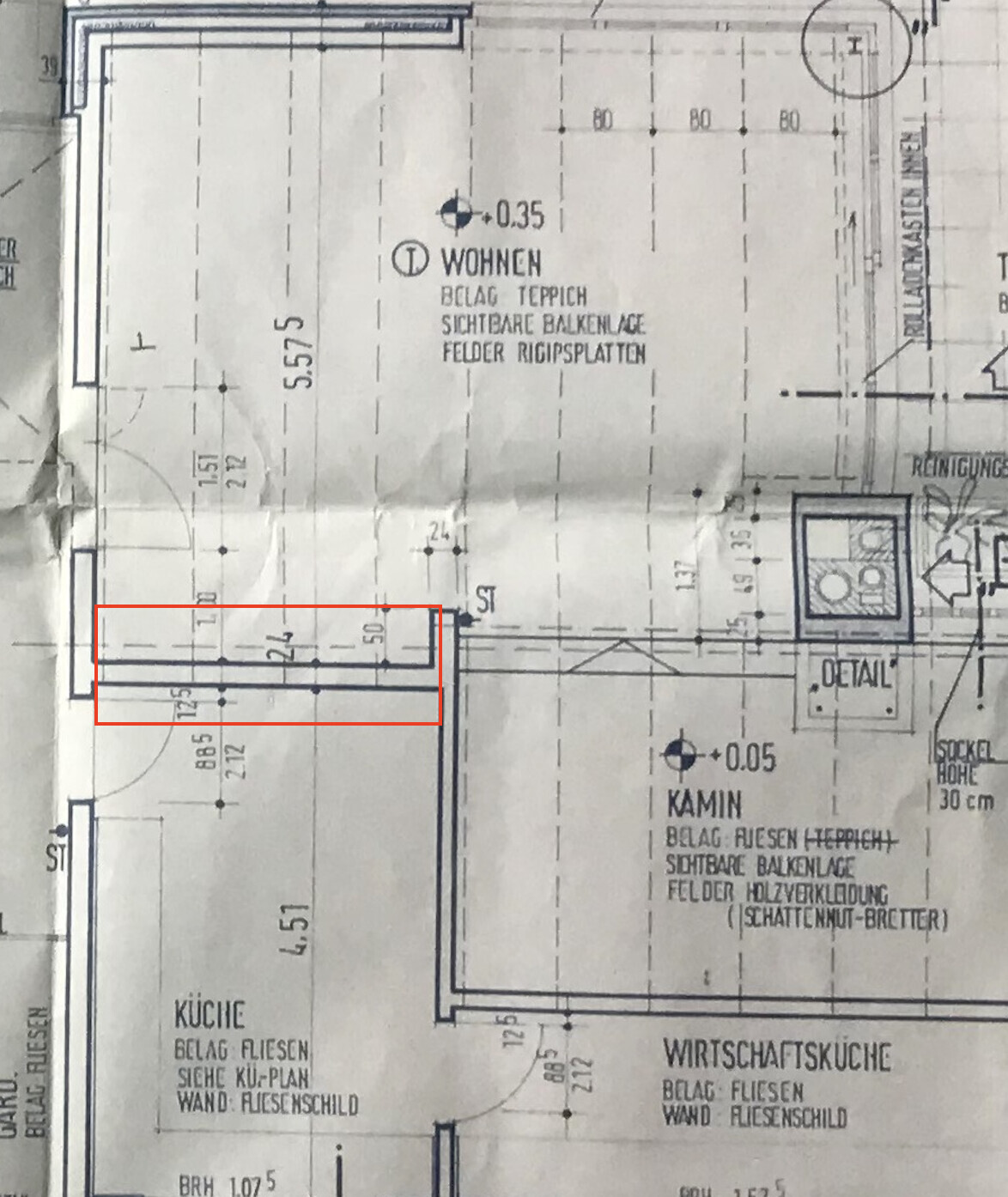 Grundriss eines Wohn-/Küchenbereichs mit roter Markierung einer langen Einbauleiste an der Wand.