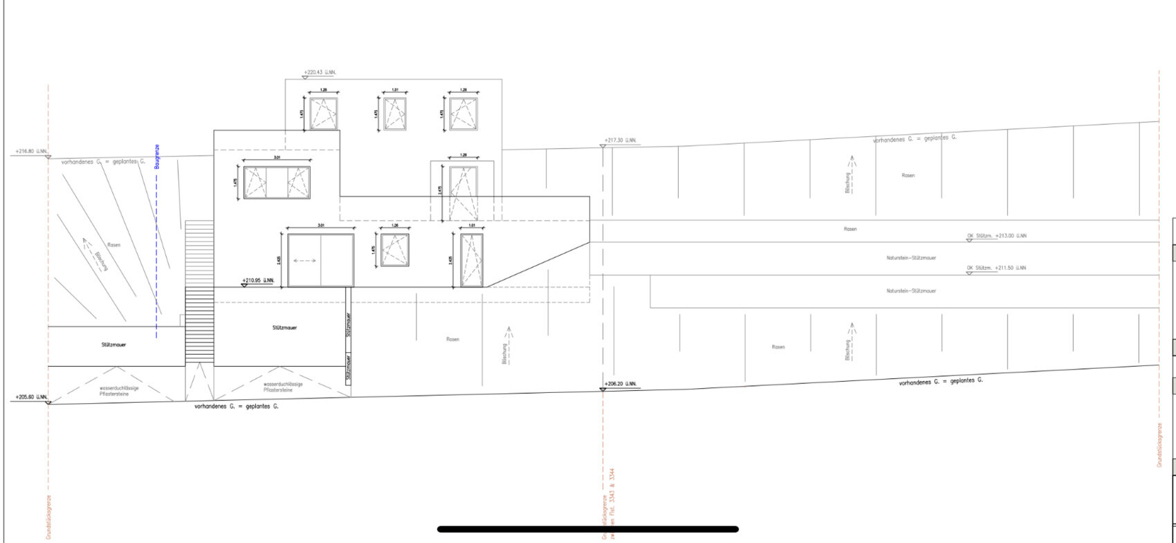 Technische Seitenansicht eines mehrstöckigen Gebäudes mit Fenstern, Treppen und Stützmauern.