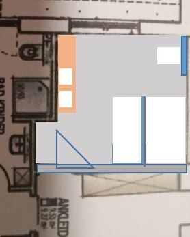 Architektonischer Grundrissplan mit grauem Innenbereich, orange Akzenten und blauen Linien
