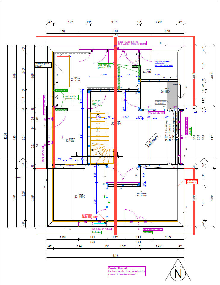 Grundriss eines Mehrfamilienhauses mit Zimmern, Türen, Treppe und Maßangaben.