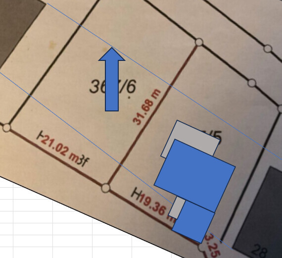 Grundrissplan eines Hauses mit Innenwänden und blau markierten Bauteilen.