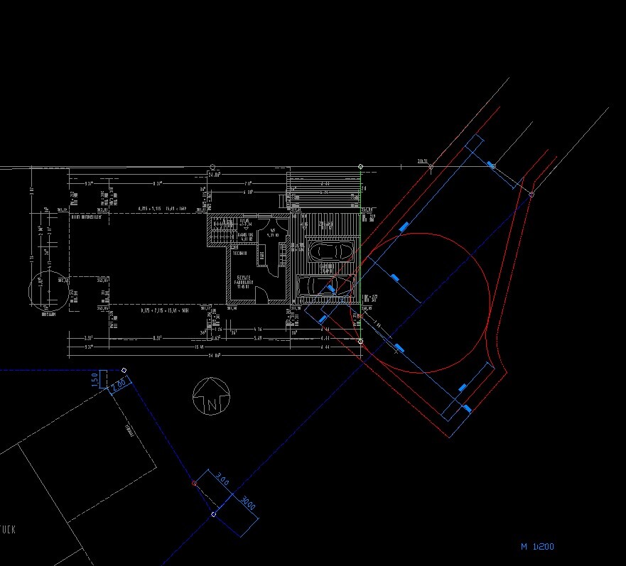 Technischer 2D-Hausgrundriss mit Räumen, Türen und Außenbereich.