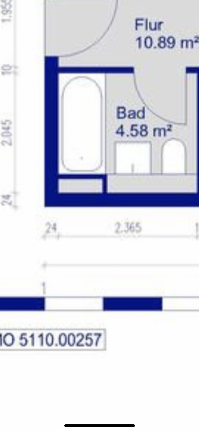 Grundrissplan eines Badezimmers mit Bad 4,58 m² und Flur 10,89 m²