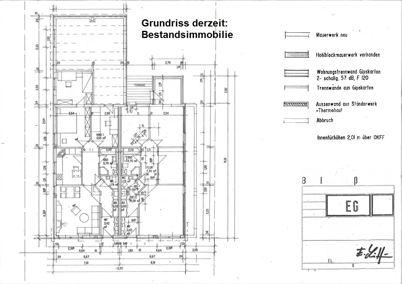 Detaillierter 2D-Hausgrundriss mit Innenräumen und Maßen