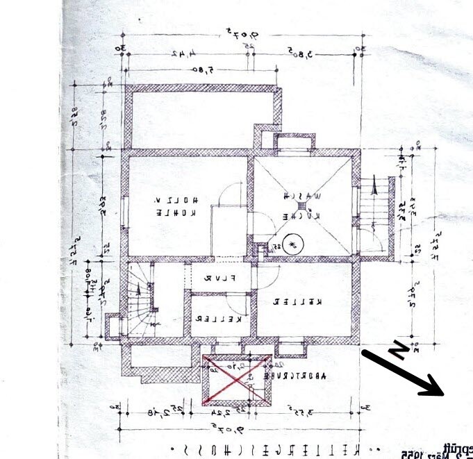 Architektur-Grundriss eines Hauses mit Zimmern, Flur, Treppe, Maßlinien und Nordrichtung.