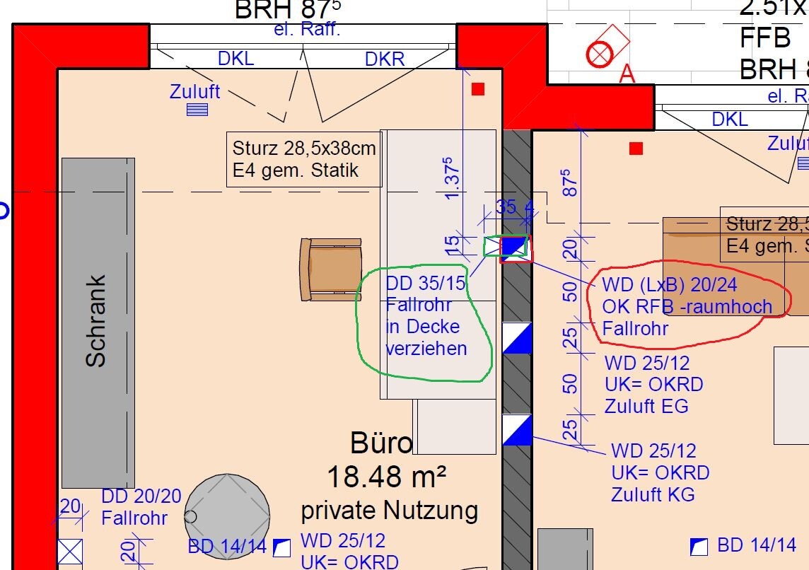 Bürogrundriss mit Möbeln; grüne Notiz: Fallrohr in Decke verziehen.