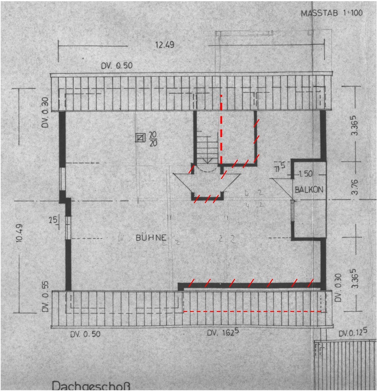 Grundriss einer Theaterbühne mit Bühne, Balkon und Treppen im Maßstab 1:100.