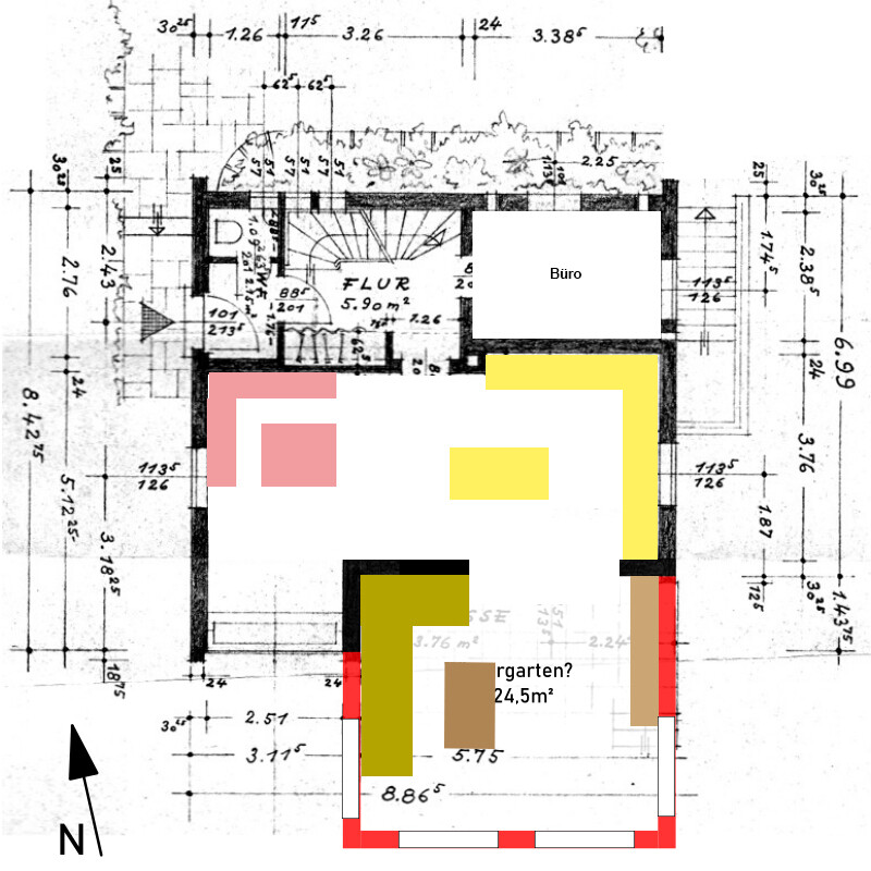 Grundriss mit Büro, farbige Markierungen (Rot, Gelb, Pink) und Nordpfeil