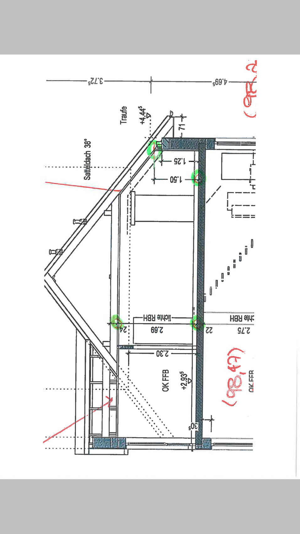Grundrissplan eines Hauses mit Dach, Treppen und Maßangaben