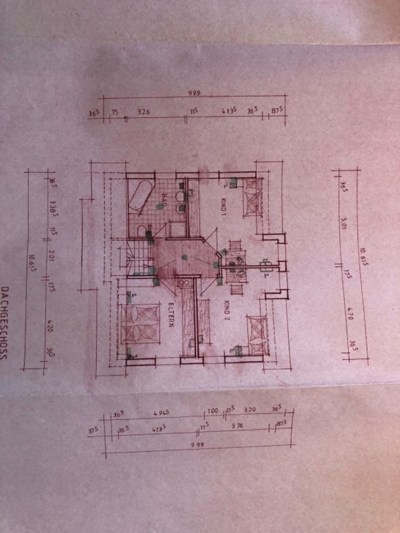 Grundriss Dachgeschoss eines Hauses mit Zimmern, Treppe und Wänden.