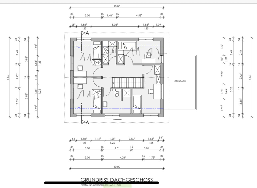Grundriss Dachgeschoss: Treppe im Zentrum, mehrere Zimmer, Bad, Wohnbereich, Balkon.