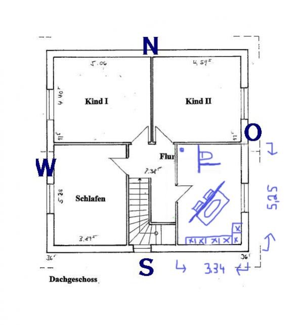 Grundriss-Dachgeschoss mit Schlafzimmer, zwei Kinderzimmern, Flur und Treppe