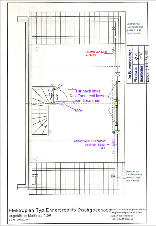 Grundrissplan eines Dachgeschosses mit Treppen, Türen und Beschriftungen