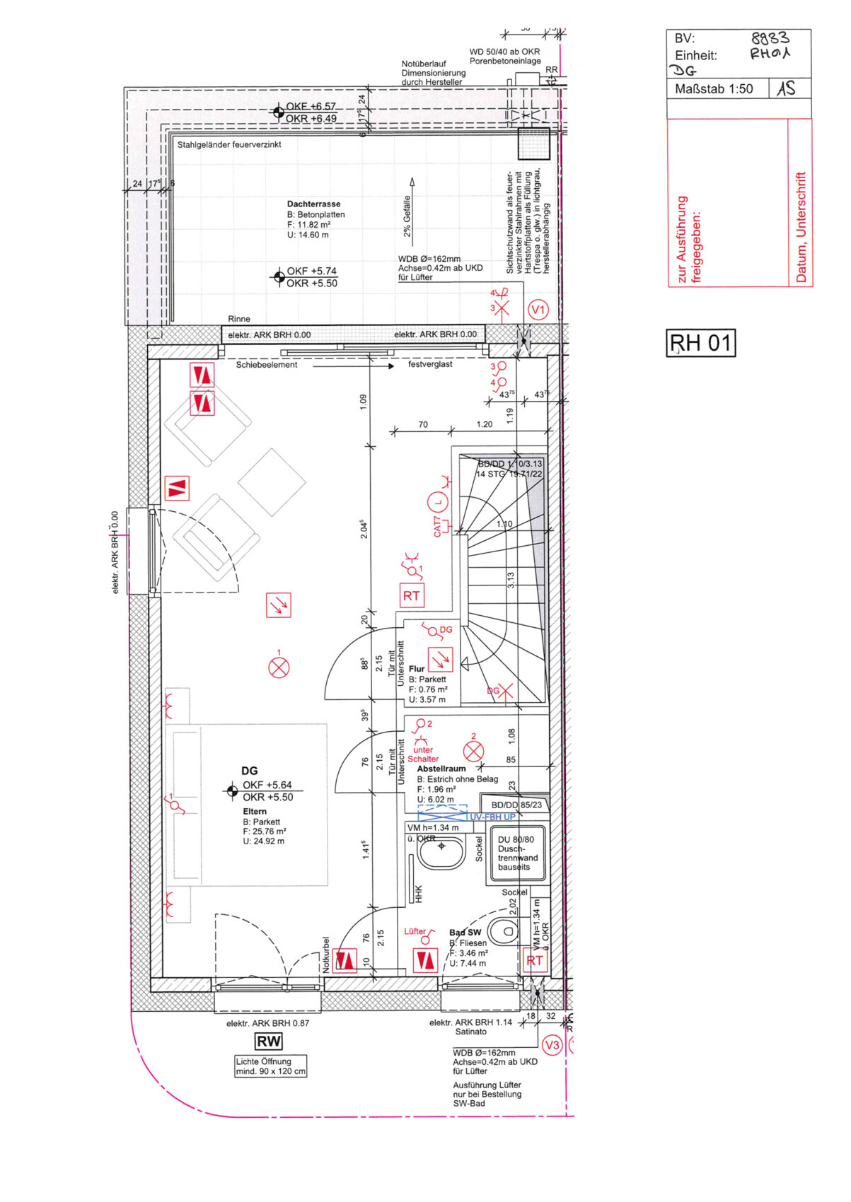 Grundriss eines Gebäudeteils mit Treppe, Wohnzimmer, Bad und Abstellraum; Maßstab 1:50.