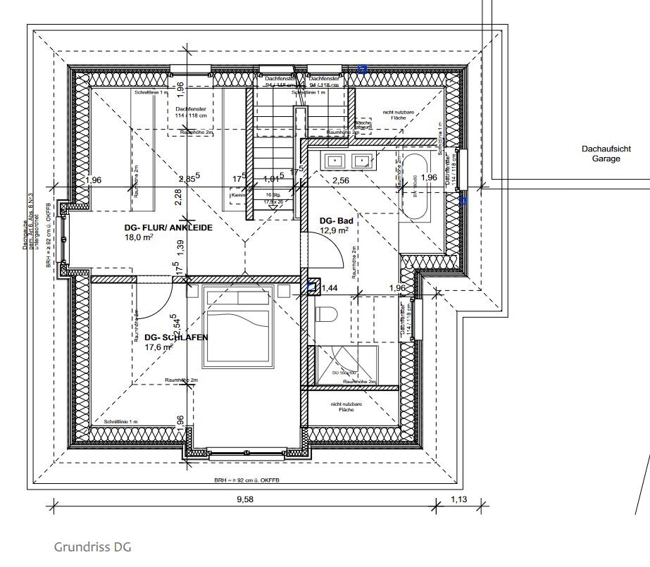 Grundriss Dachgeschoss: Flur/Ankleide, Schlafzimmer, Bad, Treppenhaus, Garagenbereich.