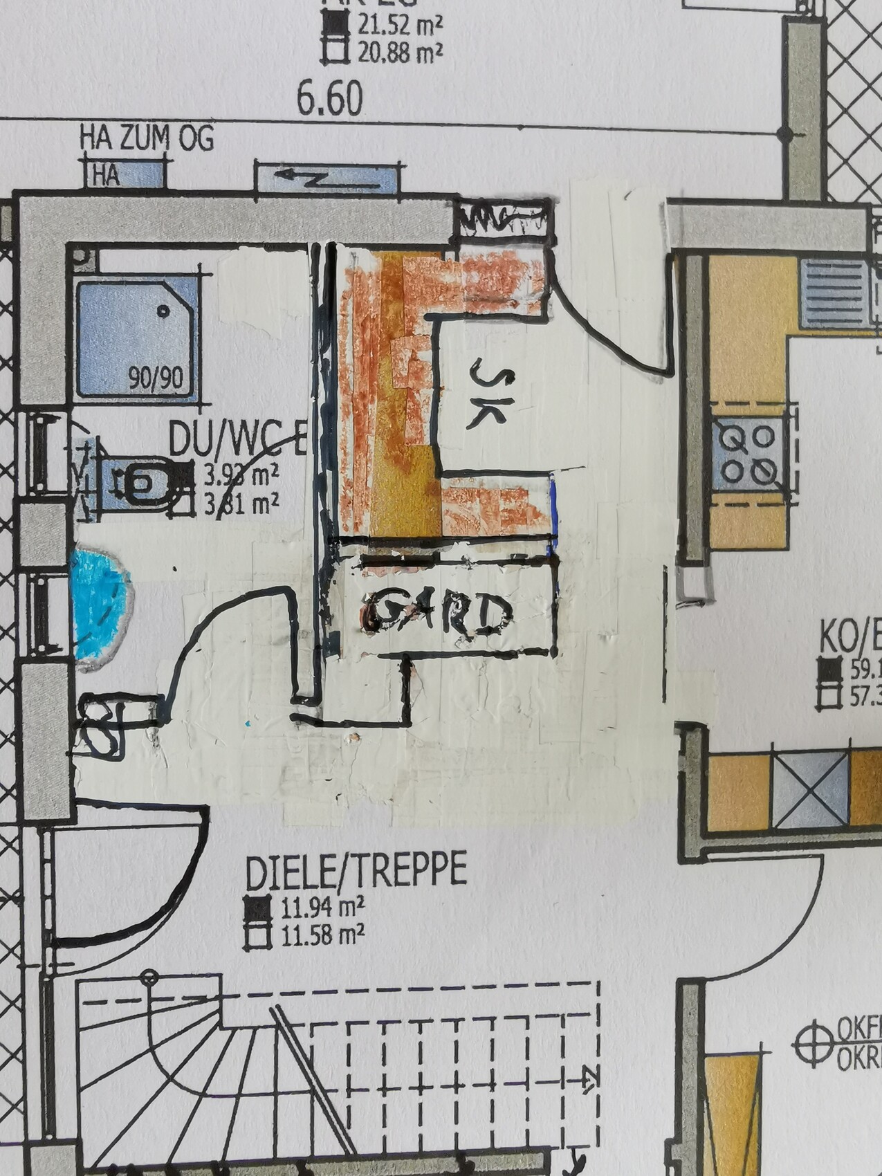 Grundriss einer Wohnung: Diele/Treppe, Bad, Gard, Küche; farblich markiert.