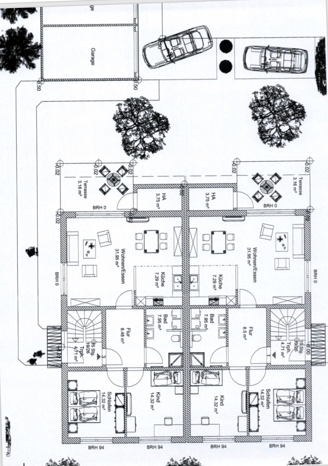 Grundriss eines Doppelhauses mit zwei Wohnungen, Garten, Terrassen, Parkplätzen.