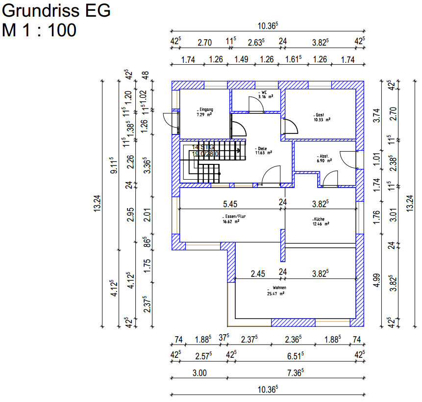 Detaillierter Erdgeschoss-Grundriss eines Hauses mit Maßen, Wänden und Türen.