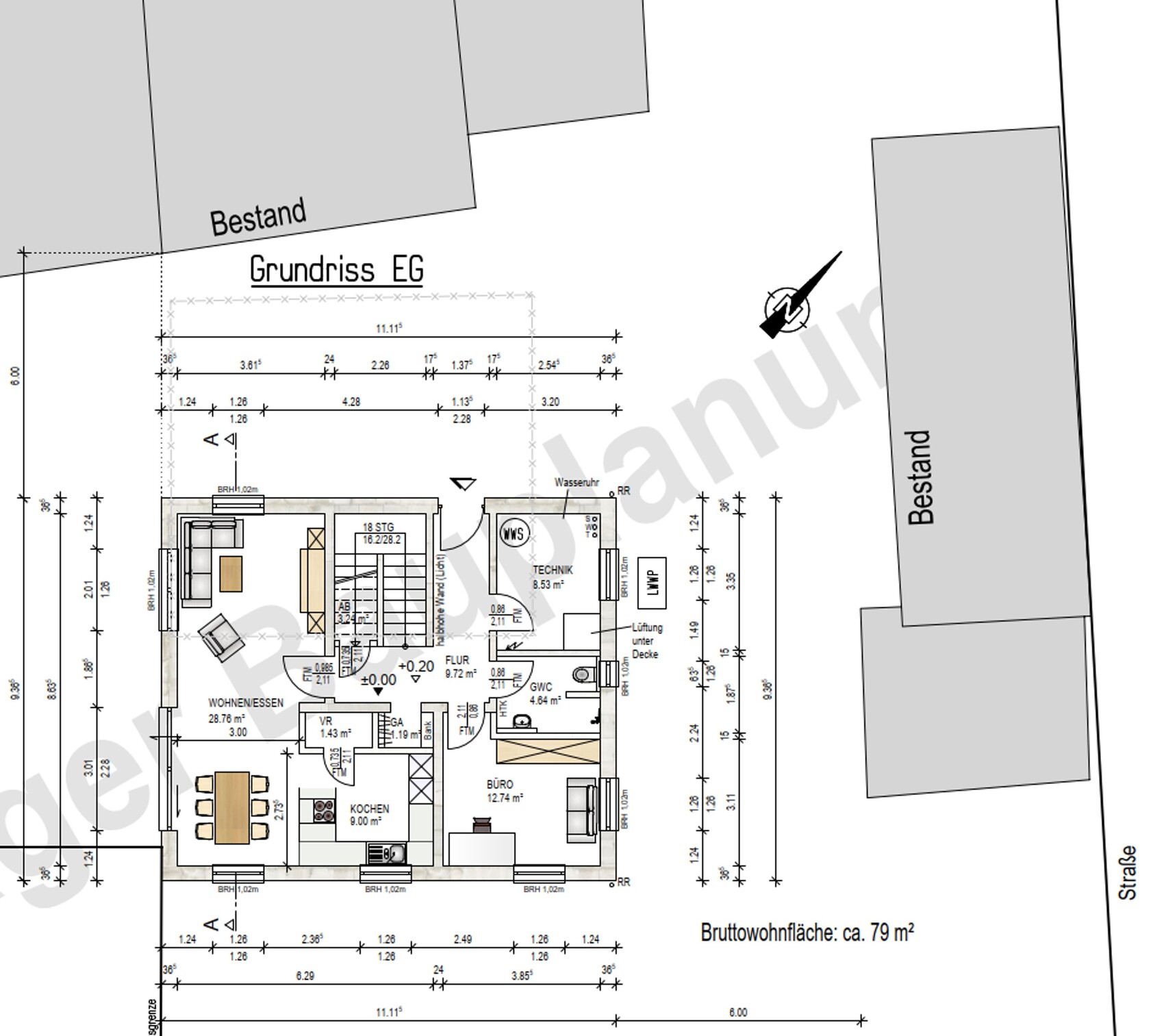 Grundriss EG: Wohn-/Esszimmer, Küche, Büro, Flur; Brutto ~79 m², Bestandsgebäude ringsum.