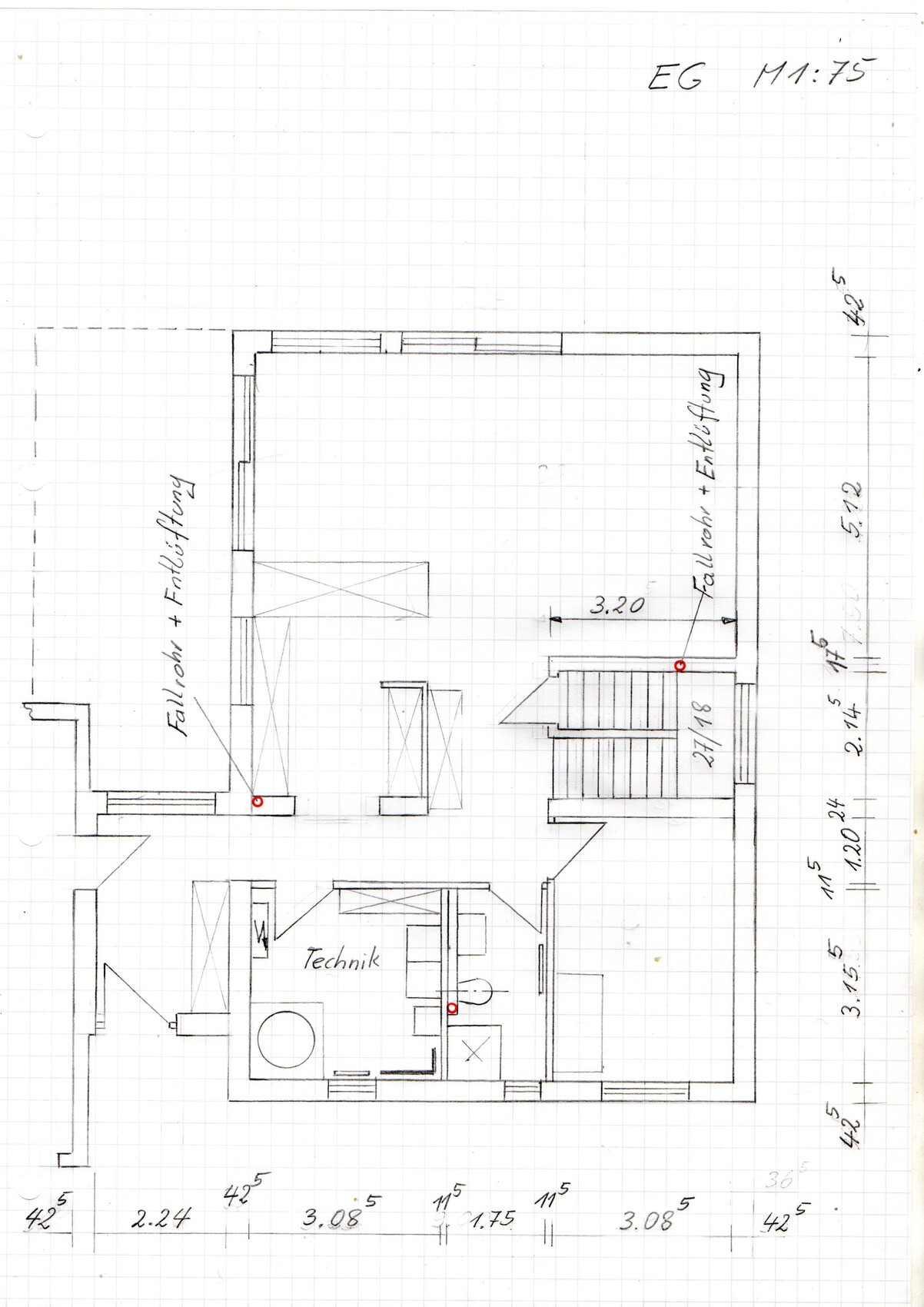 Erdgeschoss-Grundriss: Technikraum, Treppe, Räume und Maßlinien im Plan
