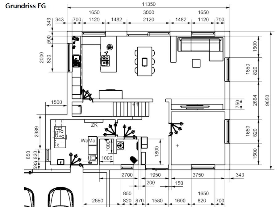 Grundriss EG mit offener Küche, Essecke, Wohnzimmer, Treppe, weitere Räume und Außenparkplätze.