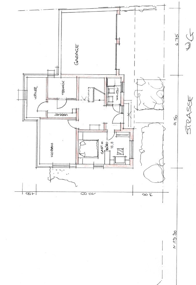 Grundriss eines Hauses mit Garage, Flur, Küche, Bad, Wohnzimmer und Garten.