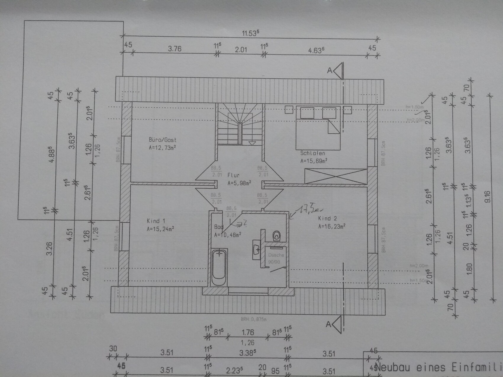 Grundriss eines Hauses: Büro/Gast, Schlafen, Kind 1, Kind 2, Bad, Dusche, Flur.