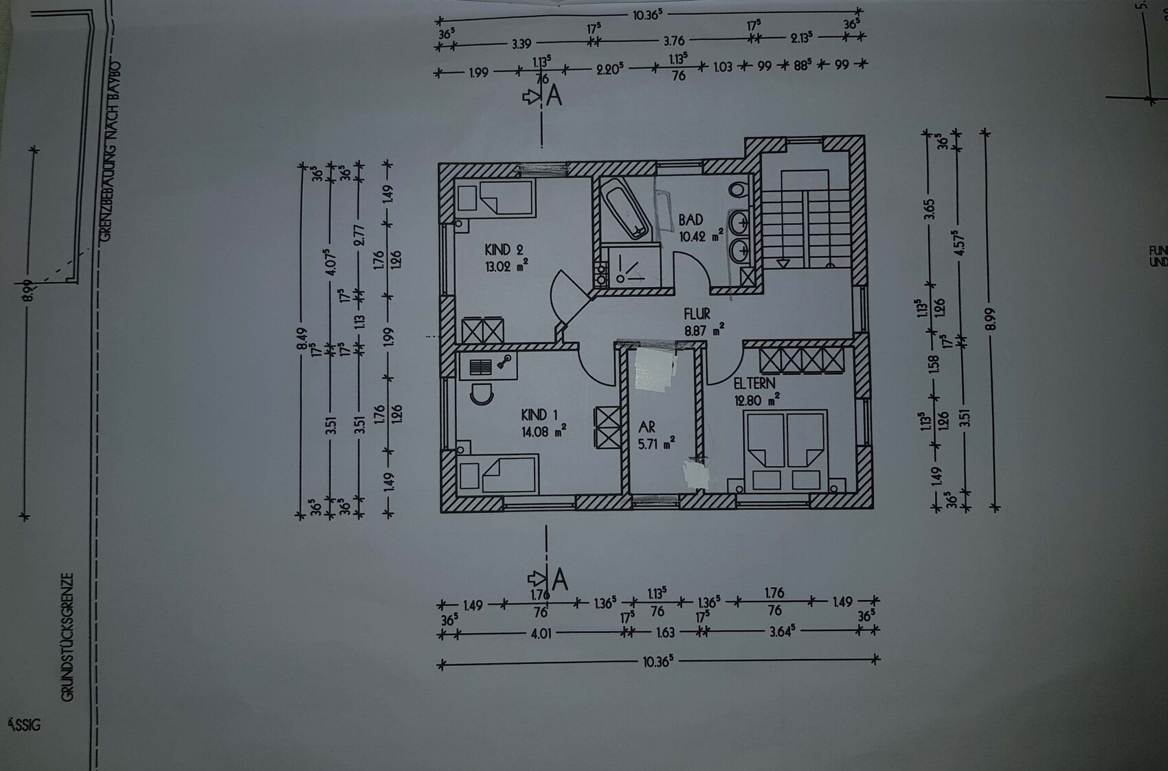Grundriss eines Hauses mit Eltern- und Kinderzimmer, Flur und Bad