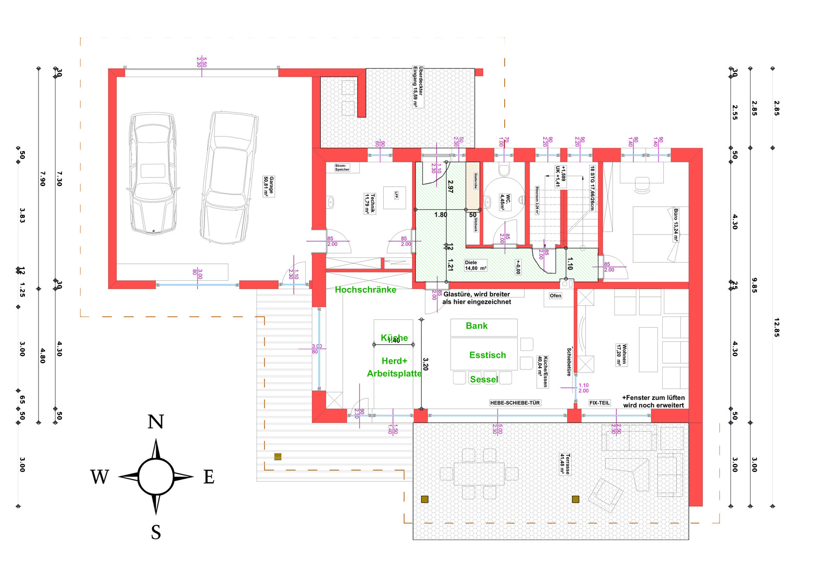 Grundriss eines Hauses: Garage mit zwei Autos, Wohn- und Küchenbereich, Esstisch, Bank, Sessel.