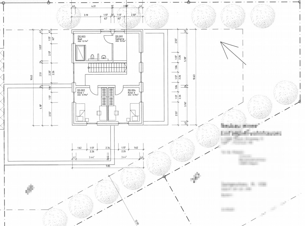 Grundriss eines Einfamilienhauses mit Treppenhaus, Zimmern und Gartenbereich
