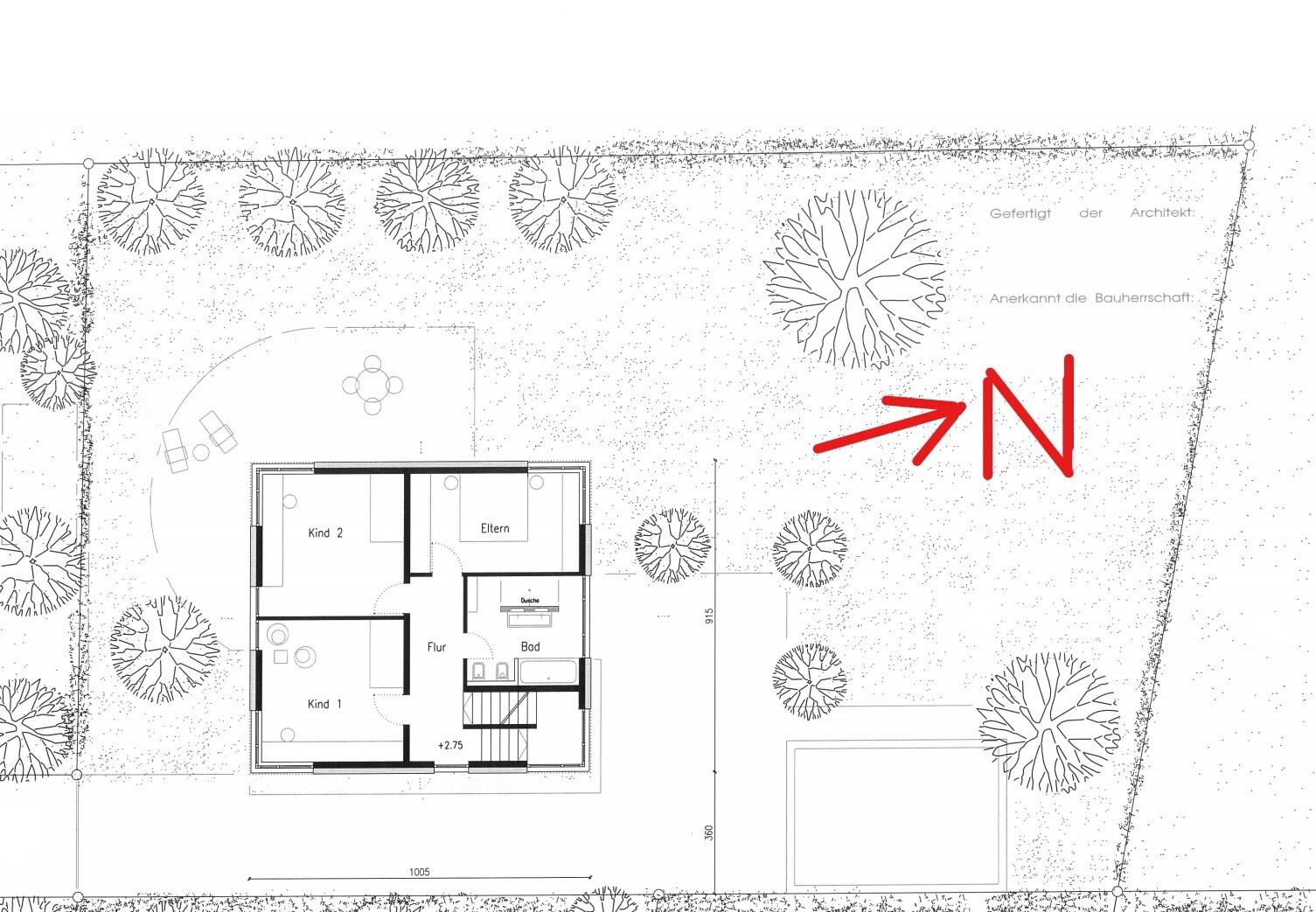 Grundriss eines Hauses mit Eltern- und Kinderzimmern, Flur, Bad; Nordpfeil und Bäume im Garten.