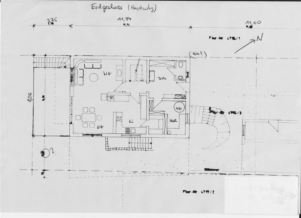 Handgezeichnete Grundrisszeichnung des Erdgeschosses mit Küche, Wohnzimmer und Eingangsbereich.