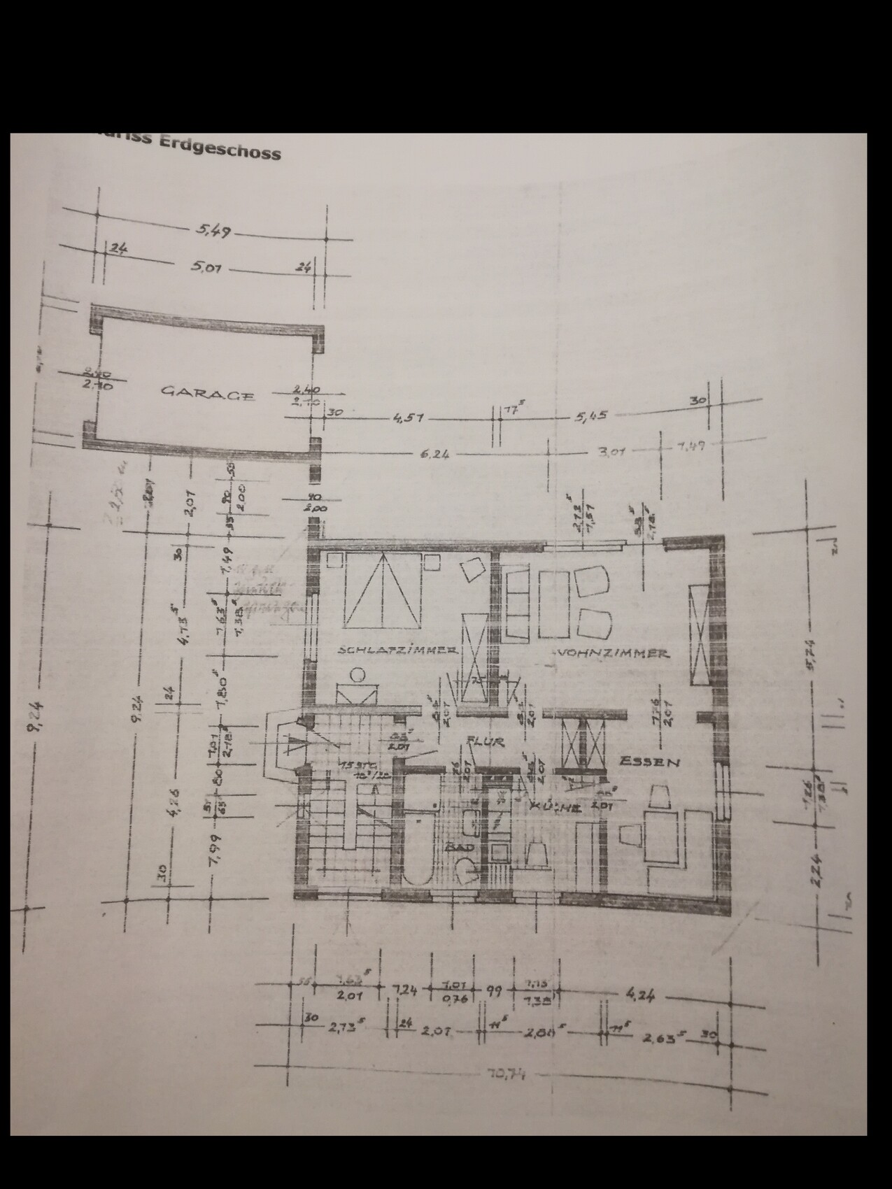 Grundriss des Erdgeschosses mit Garage, Schlafzimmer, Wohnzimmer, Essen und Flur.