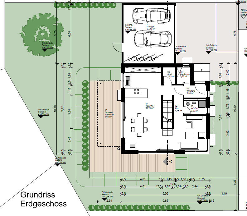 Grundriss Erdgeschoss eines Hauses mit Terrasse, Garten mit Bäumen und Garage