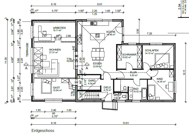 Erdgeschoss Grundriss eines Hauses mit Wohnzimmer, Küche, Schlafzimmer, Bad und Flur