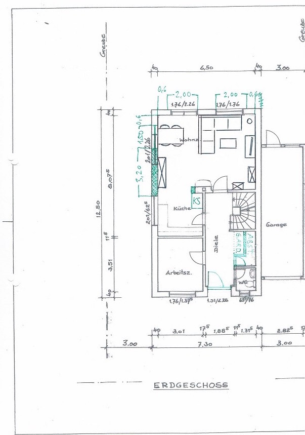 Grundriss Erdgeschoss eines Hauses mit Wohnzimmer, Küche, Arbeitszimmer und Garage.